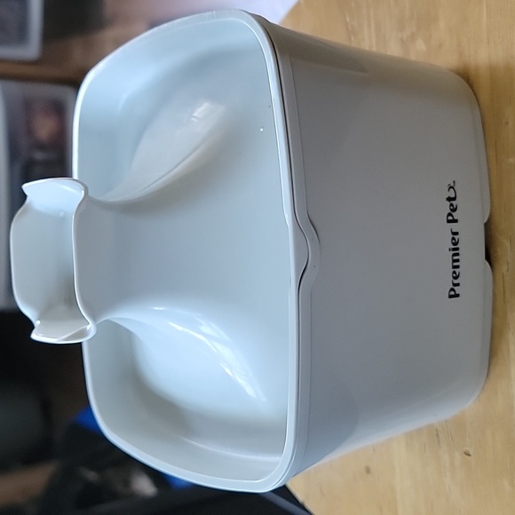 Pet Fountain 🐱 🐶 For Cats or Small Dogs ~by Premier Pets - Picture 1 of 3